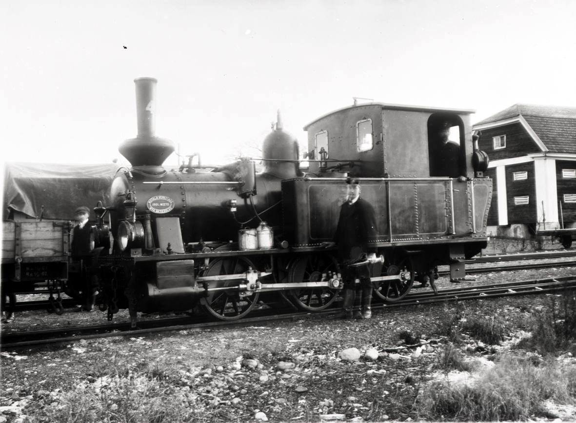 Lok nr 4 tillhörigt Ljungbyholm-Carlslunda Järnväg (LCJ) vid Ljungbyholms järnvägsstation omkring 1924 - 26. Smörjare och konduktör Nilsson samt lokförare Andersson.