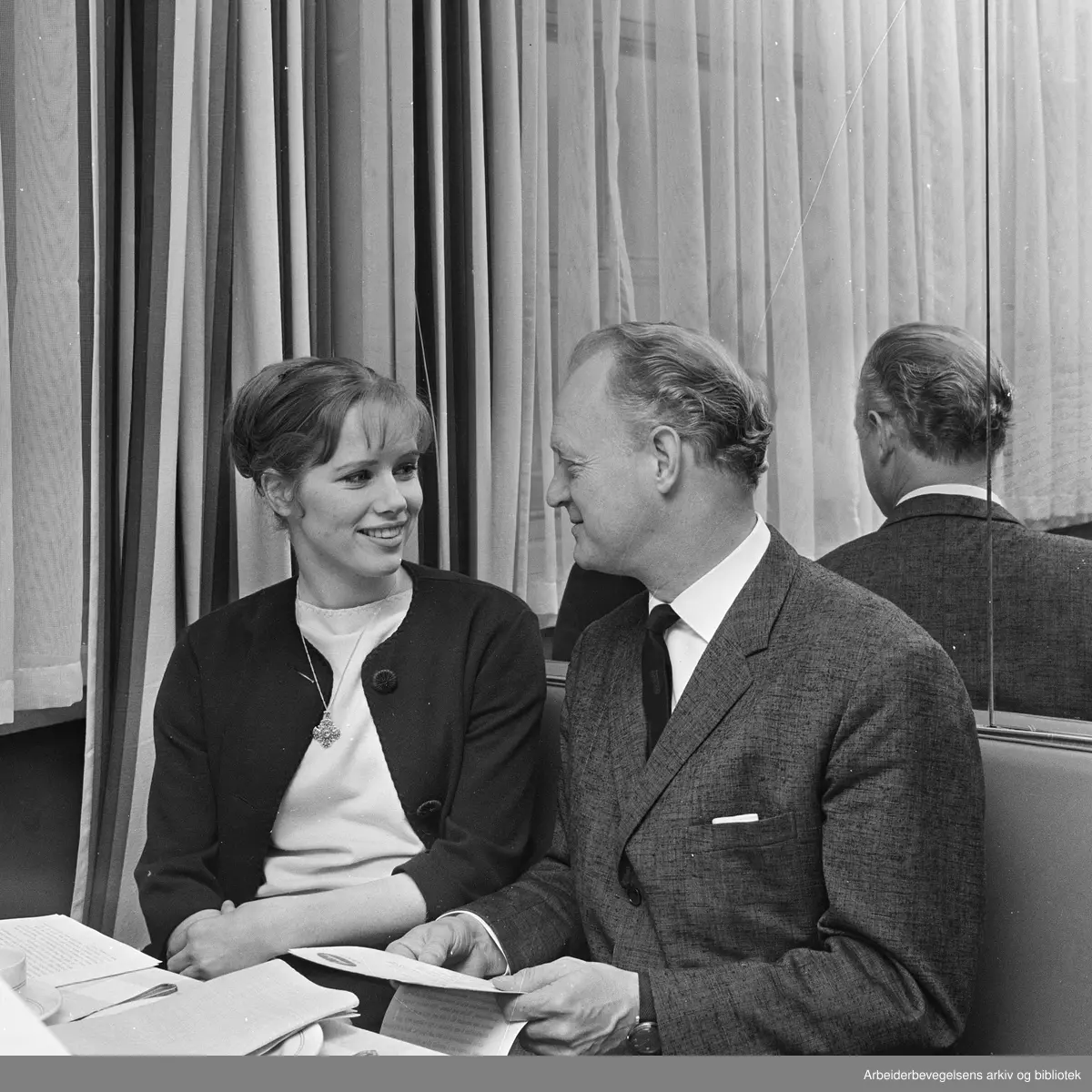 Liv Ullmann og produsent Åke Ahlin fra Sandrew Film & Teater er i Oslo (Hotel Continental) for å promotere spillefilmen "Pan". Februar 1962.
