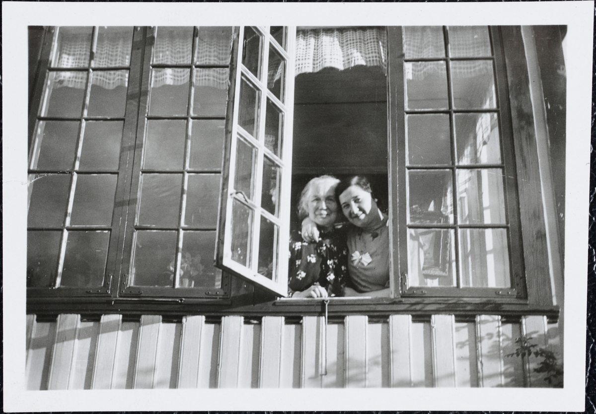 Lea Schilow i vinduskarmen på det som kan være Bekkerfamiliens hytte på Vikhammer sammen med sin mor Sara Jacobsen.
