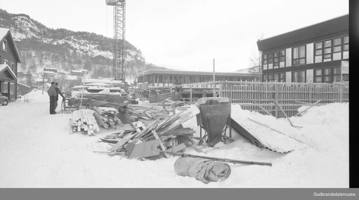 Prekeil'n, skuleavis Vågå ungdomsskule, 1974-84.
vinter i Vågå. Påbygg Kommunehuset ca.1983. Bøvra Bygg?