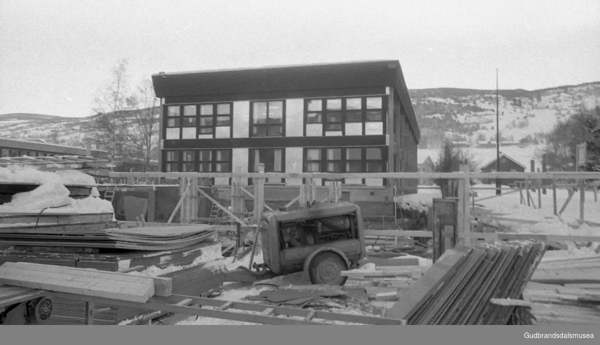 Prekeil'n, skuleavis Vågå ungdomsskule, 1974-84.
vinter i Vågå. Påbygg Kommunehuset ca.1983. Bøvra Bygg?
I denne prosessen gjekk det frå flattak til røsta. Delen mot Kirkenær vart også påbygd.