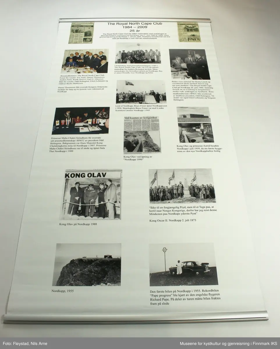 En plakat (rollup) uten etui. Plakaten er laget i forbindelse med markeringen av The Royal North Cape Clubs 25-års jubileum (1984-2009). 

Plakaten er hvit med trykte bilder og foto med beskrivelser fra ulike historiske hendelser på Nordkapp. Øverst på plakaten står tittelen "The Royal North Cape Club 1984 – 2009 25 år". Bildene og tekstene skildrer viktige historiske begivenheter fra de første turistbesøkene på Nordkapp og utviklingen av Nordkapp som turistattraksjon. 
