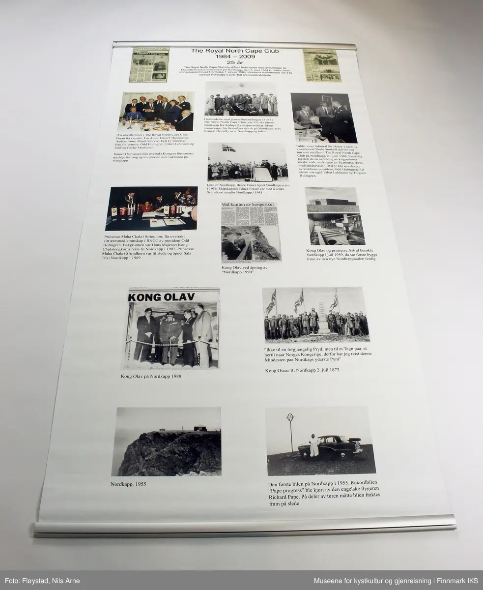En plakat (rollup) uten etui. Plakaten er laget i forbindelse med markeringen av The Royal North Cape Clubs 25-års jubileum (1984-2009). 

Plakaten er hvit med trykte bilder og foto med beskrivelser fra ulike historiske hendelser på Nordkapp. Øverst på plakaten står tittelen "The Royal North Cape Club 1984 – 2009 25 år". Bildene og tekstene skildrer viktige historiske begivenheter fra de første turistbesøkene på Nordkapp og utviklingen av Nordkapp som turistattraksjon. 