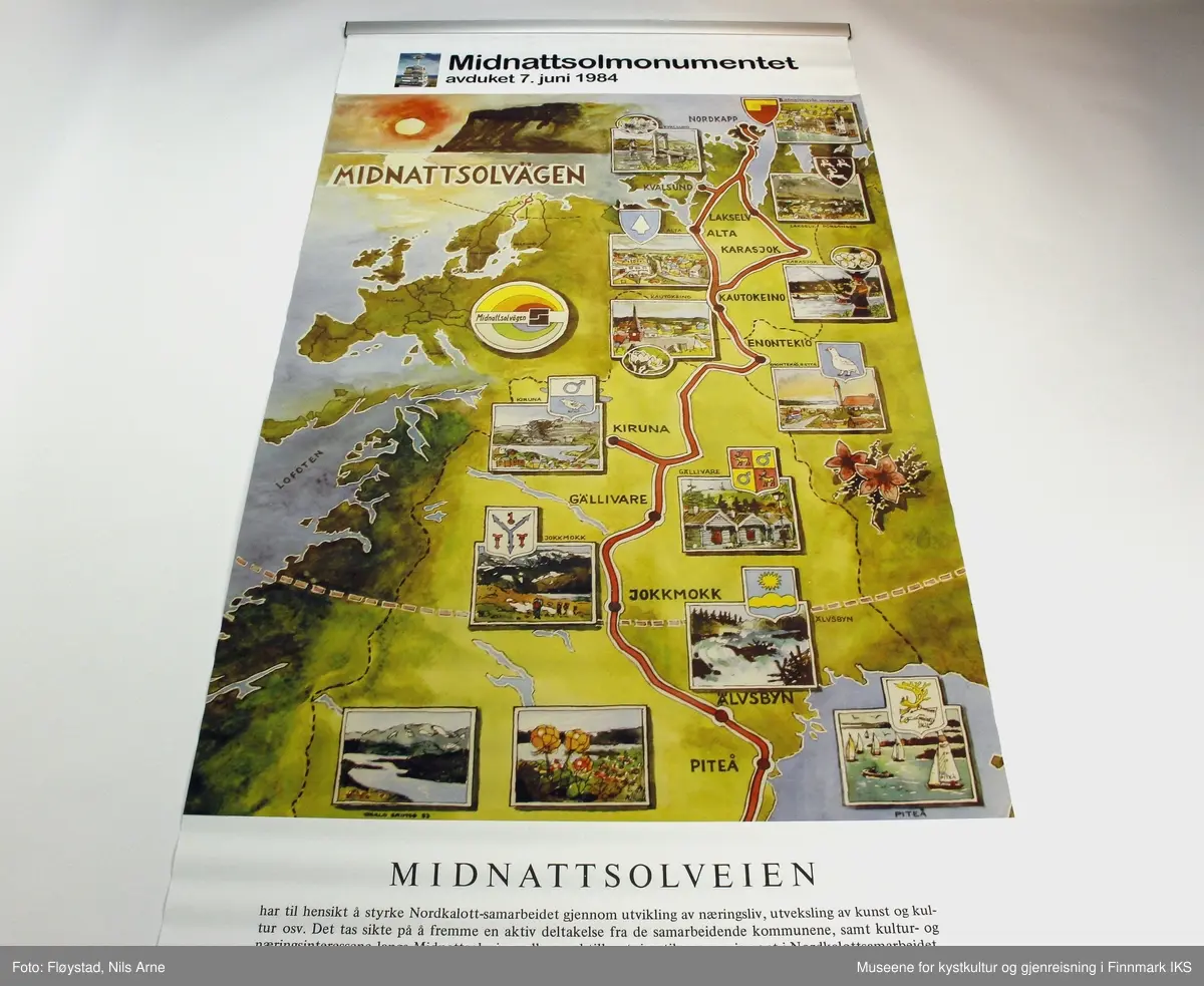 En plakat (rollup) uten etui. Plakaten er laget i forbindelse med avdukingen av Midnattsolveien monumentet. 

Øverst på plakaten er det trykt et lite bilde av Midnattsolmonumentet og tittel "Midnattsolmonumentet avduket 7. juni1984".

Rett under tittelen er det trykkt et stort kartbilde over midnattsolveien med bilder av fra de stedene veien går gjennom. Øverst i venstre hjørne er det trykt et bilde med motiv av Nordkapplatået i midnattsol under er det et kartbilde over hele vest- Europa med logoen til Midnattsolveien nede i høyre hjørne. 

Nederst på plakaten er det trykt en tekst om prosjektet Midnattsolveien og siganturer til alle som har deltatt i samarbeidet.