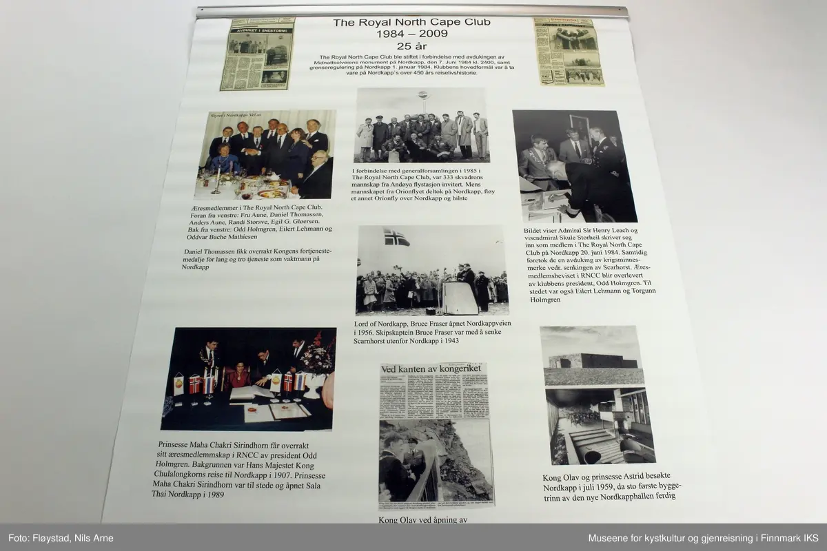 En plakat (rollup) uten etui. Plakaten er laget i forbindelse med markeringen av The Royal North Cape Clubs 25-års jubileum (1984-2009). 

Plakaten er hvit med trykte bilder og foto med beskrivelser fra ulike historiske hendelser på Nordkapp. Øverst på plakaten står tittelen "The Royal North Cape Club 1984 – 2009 25 år". Bildene og tekstene skildrer viktige historiske begivenheter fra de første turistbesøkene på Nordkapp og utviklingen av Nordkapp som turistattraksjon. 