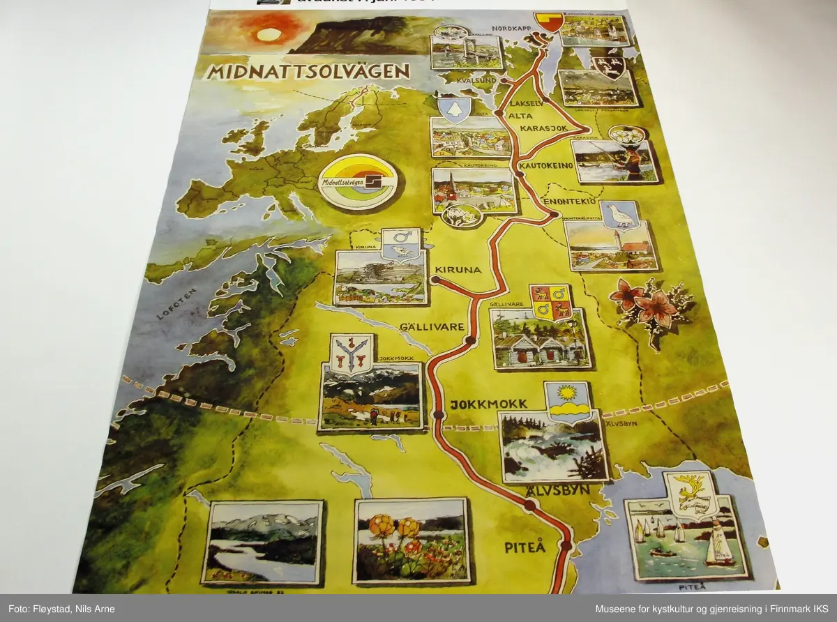 En plakat (rollup) uten etui. Plakaten er laget i forbindelse med avdukingen av Midnattsolveien monumentet. 

Øverst på plakaten er det trykt et lite bilde av Midnattsolmonumentet og tittel "Midnattsolmonumentet avduket 7. juni1984".

Rett under tittelen er det trykkt et stort kartbilde over midnattsolveien med bilder av fra de stedene veien går gjennom. Øverst i venstre hjørne er det trykt et bilde med motiv av Nordkapplatået i midnattsol under er det et kartbilde over hele vest- Europa med logoen til Midnattsolveien nede i høyre hjørne. 

Nederst på plakaten er det trykt en tekst om prosjektet Midnattsolveien og siganturer til alle som har deltatt i samarbeidet.