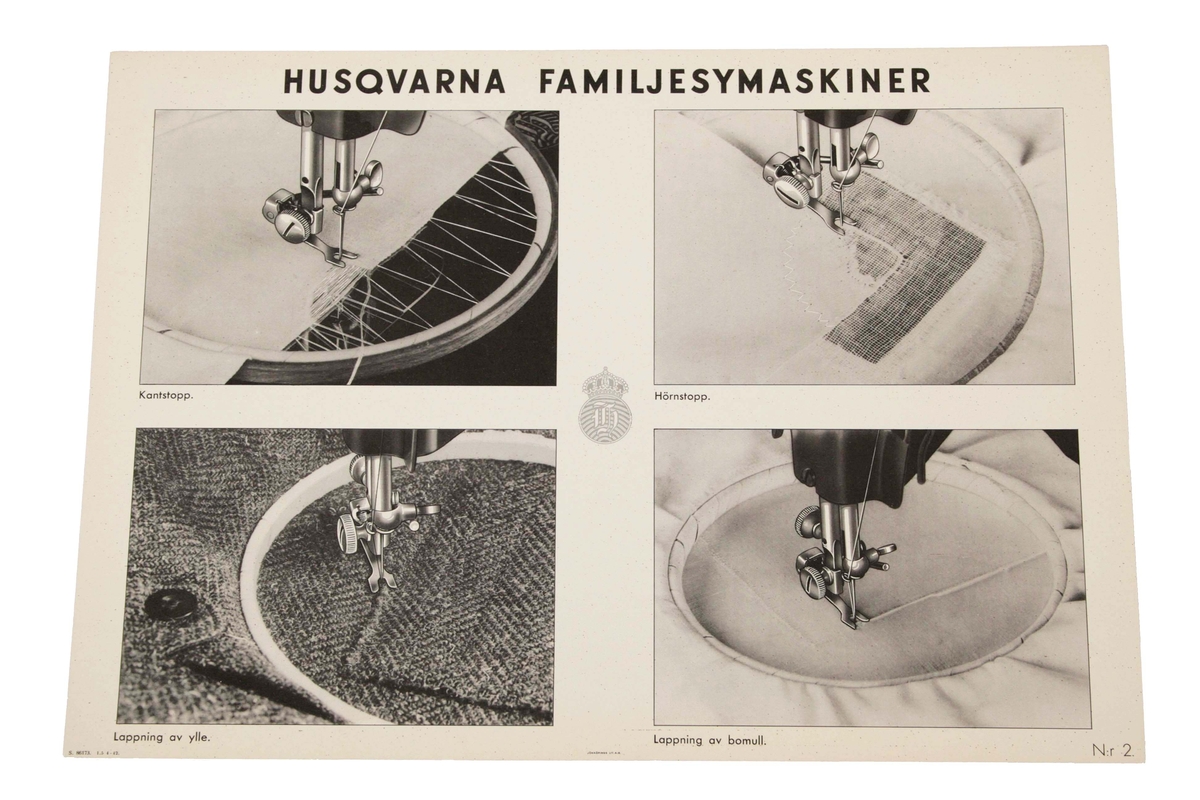 Plansch i svartvitt, 12 st. Serie, numrerade från 1-12. Märkta längst upp: HUSQVARNA FAMILJESYMASKINER.

Varje plansch indelad i fyra fält med bilder, på användbara sömnadstekniker man kan utföra, med enkel text under. I mitten Husqvarnas logotyp.
Förvaras i brunt pappfodral med texten "Husqvarna Sömnadsplanscher".

Funktion: Reklam och informationsplansch, för Husqvarnas symaskiner för hemsömnad