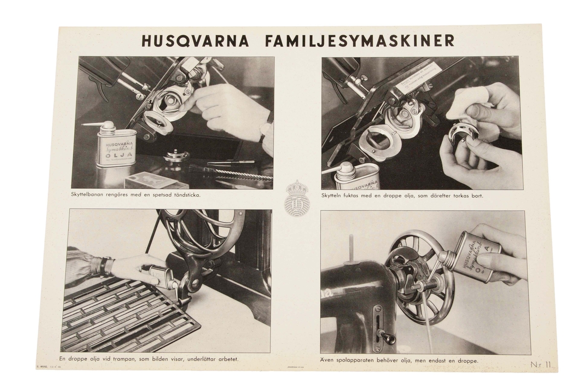 Plansch i svartvitt, 12 st. Serie, numrerade från 1-12. Märkta längst upp: HUSQVARNA FAMILJESYMASKINER.

Varje plansch indelad i fyra fält med bilder, på användbara sömnadstekniker man kan utföra, med enkel text under. I mitten Husqvarnas logotyp.
Förvaras i brunt pappfodral med texten "Husqvarna Sömnadsplanscher".

Funktion: Reklam och informationsplansch, för Husqvarnas symaskiner för hemsömnad