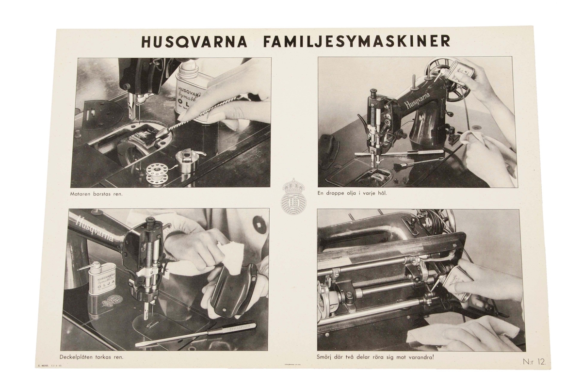 Plansch i svartvitt, 12 st. Serie, numrerade från 1-12. Märkta längst upp: HUSQVARNA FAMILJESYMASKINER.

Varje plansch indelad i fyra fält med bilder, på användbara sömnadstekniker man kan utföra, med enkel text under. I mitten Husqvarnas logotyp.
Förvaras i brunt pappfodral med texten "Husqvarna Sömnadsplanscher".

Funktion: Reklam och informationsplansch, för Husqvarnas symaskiner för hemsömnad