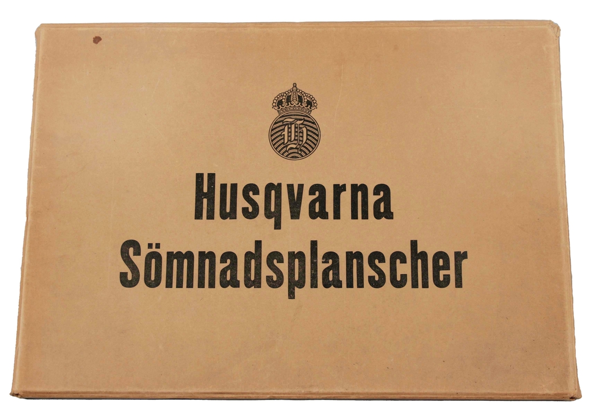 Plansch i svartvitt, 12 st. Serie, numrerade från 1-12. Märkta längst upp: HUSQVARNA FAMILJESYMASKINER.

Varje plansch indelad i fyra fält med bilder, på användbara sömnadstekniker man kan utföra, med enkel text under. I mitten Husqvarnas logotyp.
Förvaras i brunt pappfodral med texten "Husqvarna Sömnadsplanscher".

Funktion: Reklam och informationsplansch, för Husqvarnas symaskiner för hemsömnad