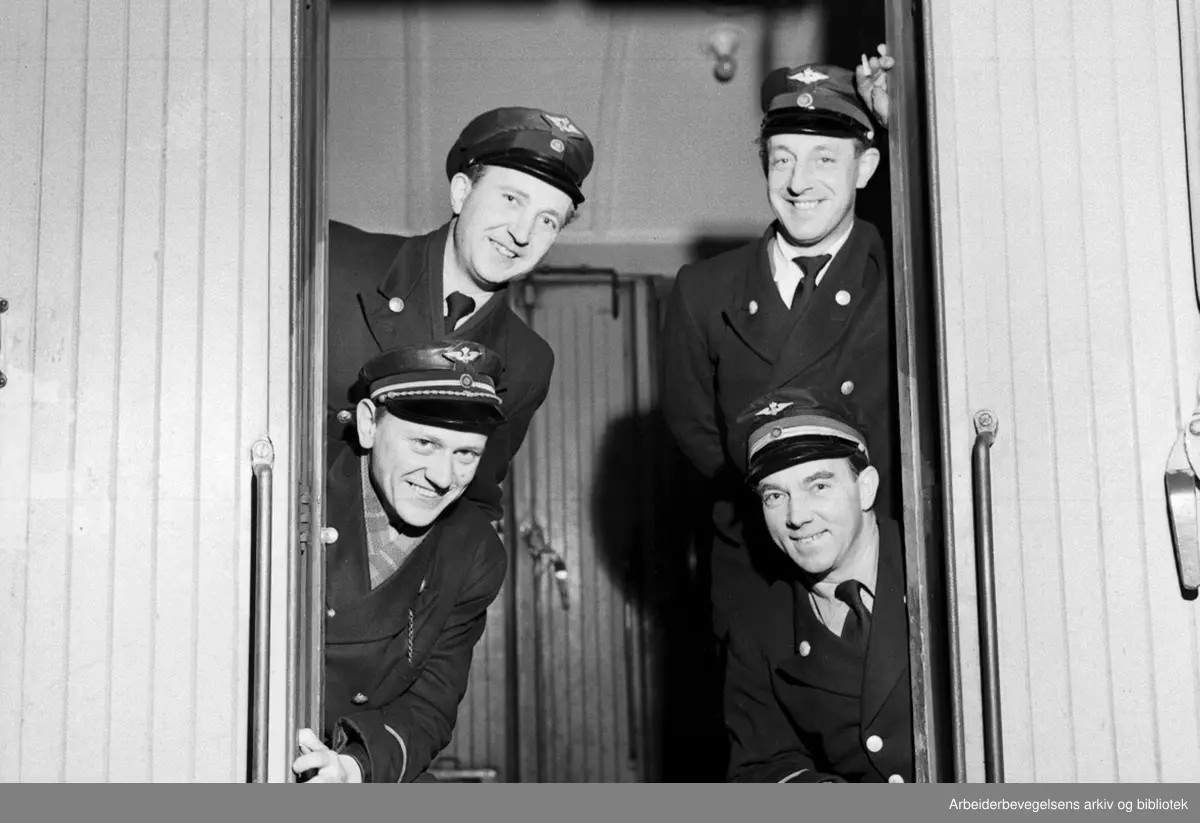 Fire blide konduktører på toget til Årnes i januar 1953. Foran (fra venstre) sitter K. Myhre og Per Hansen, bakenfor står Kåre Olsrud og Odd Paulsen. Konduktører
