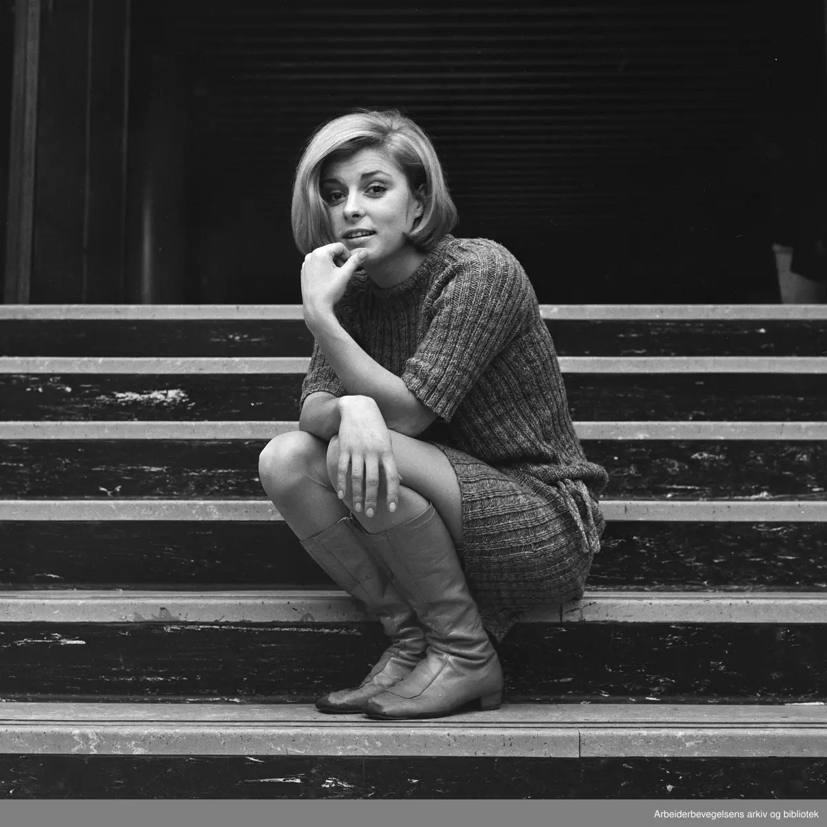 Grynet Molvig fotografert i trappa på Klingenberg kino. Februar 1967