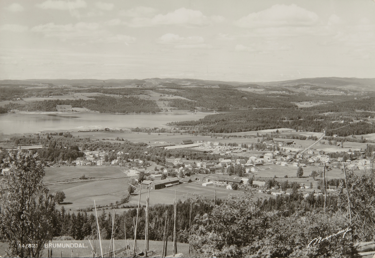Postkort, Ringsaker, Brumunddal sentrum, utsikt fra Høsbjørkampen, Furnesfjorden, Buttekvern gård i forgrunnen,