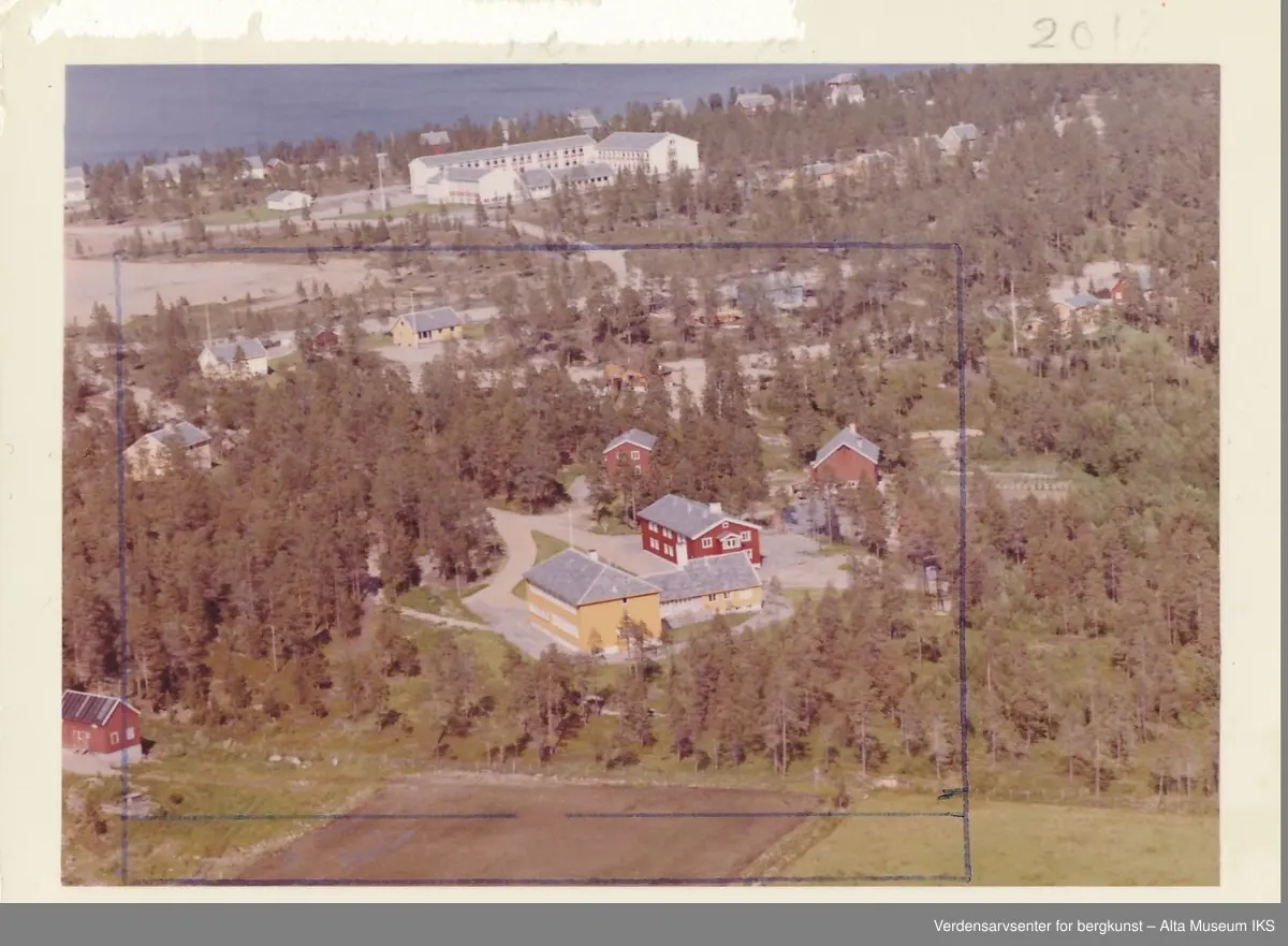 Oversikt over Finnmark husmorskole, Alta videregående skole, yrkeskolen, og noen hus 12.juli 1969.