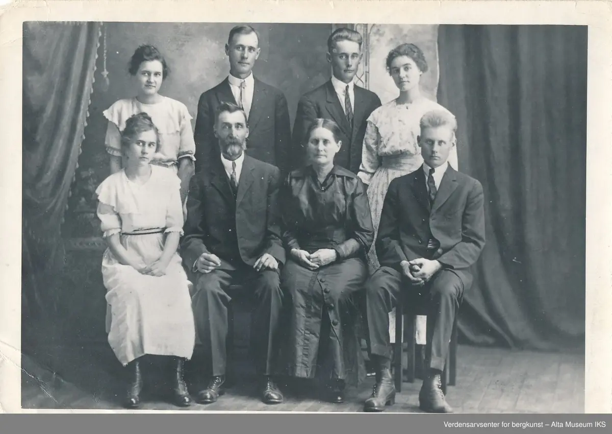 Familieportrett av Sarah og Magnus Romsdal + deres 6 barn. Fra h: Leonora,Mrs. Bea Pierson, Joseph, Karl, Constance mrs. Ted Olson. Foran fra h. Alfred, Sarah, Magnus, Ethel mrs. Marvin Olson.
