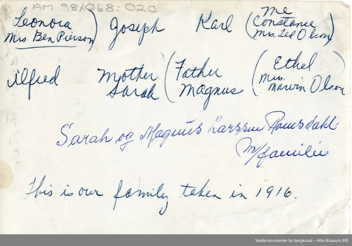 Familieportrett av Sarah og Magnus Romsdal + deres 6 barn. Fra h: Leonora,Mrs. Bea Pierson, Joseph, Karl, Constance mrs. Ted Olson. Foran fra h. Alfred, Sarah, Magnus, Ethel mrs. Marvin Olson.