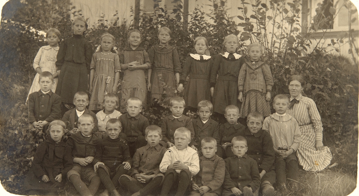 Postkort, Ringsaker, Brumunddal, Veldre, ukjent skoleklasse med lærer Lina Faraasen (1879-1967),