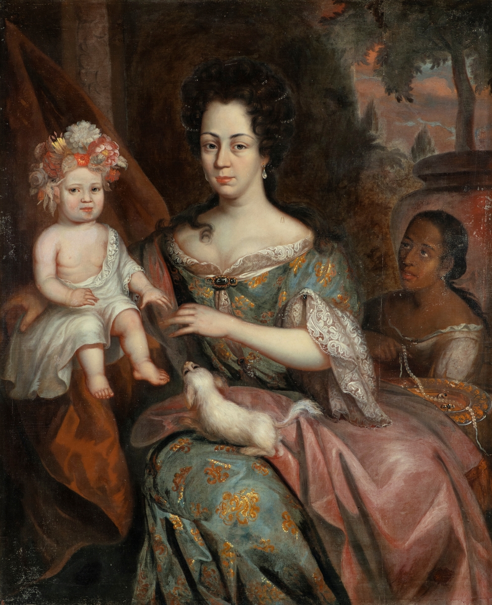 Portrett av grevinne Wilhelmine Juliane von Aldenburg (1665-1746), som var femte og yngste datter av den tyske greven Anton I von Aldenburg (1633-1680) og hans første kone Augusta Johanna von Sayn-Wittgenstein (1638-1669). Faren var danskekongens stattholder i grevskapene Oldenburg og Delmenhorst, som i perioden 1667-1773 var en del av den danske staten. Wilhelmine Juliane giftet seg i 1689 med et annet medlem av samfunnseliten, Georg Ernst Wedel Jarlsberg (1666-1717). Han var sønn av den tyske offiseren Gustav Wilhelm von Wedel (1641-1717) og Marie von Ehrenreiter zu Evenburg (1633-1702). Svigerfaren var også i danskekongens tjeneste, fra 1681 som stedfortredende kommanderende general i Norge. Wedel var en av de største kreditorene til stattholder Ulrik Fredrik Gyldenløve (1638-1704), som var greve av Larvik og Jarlsberg, og fra 1677 gift med Wilhelmine Julianes eldste søster, Antoinette Augusta (1660-1701) von Aldenburg. For å gjøre opp gjelda solgte Gyldenløve i 1683-84 det nordre grevskapet til svogeren, som dermed ble grev Gustav Wilhelm von Wedel-Jarlsberg. Wilhelmine Julianes ektemann var arving til dette grevskapet, men ettersom han døde et snaut år før faren, var det deres sønn Fredrik Anton Wedel Jarlsberg (1694-1738) som ble den neste greven. Dette portrettet skal være malt på Aldenburgernes slott i Evenburg i 1691. Barnet som sitter ved sida av Wilhelmine Juliane skal være hennes første barn, komtesse Maria Wedel-Jarlsberg (1690-1740). Datteren giftet seg som voksen med den britisk-hannoveranske Georg Hellvig Sünold riksfriherre von Schütz (d. 1740). På fanget hadde grevinnen en hund, og til høyre i bakgrunnen skimter vi en mørkhudet kvinnelig tjener som vi dessverre mangler informasjon om. Vi kjenner ikke identiteten til kunstneren. Bildet henger på Jarlsberg hovedgård.