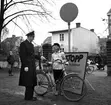 Cykelbesiktning på Linköpings gator i november 1953. Det var cykelfrämjandet i samarbete med polis som var arrangörer. På bilden ser man konstapel Seved Andersson och Birgitta Magnusson på Folkungaskolan. Vid Folkungaskolan godkändes 80% av cyklarna (300 st kontrollerades).
...

385 bilder om Linköping på 1950-talet från tidningen Östgötens arkiv. Framtidstro och optimism är ord som sammanfattar Linköping på femtiotalet. Årtiondet innebar satsningar för att förbättra linköpingsbornas livsvillkor. Bostadsfrågan och trafiklösningarna dominerade den lokalpolitiska agendan.
Bilderna digitaliserades år 2013.