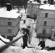 Nils Ström och Lars Westergren på JW plåtslageri skottar snö på taket på järnvägsbostäderna på St Larsgatan 3.

...

385 bilder om Linköping på 1950-talet från tidningen Östgötens arkiv. Framtidstro och optimism är ord som sammanfattar Linköping på femtiotalet. Årtiondet innebar satsningar för att förbättra linköpingsbornas livsvillkor. Bostadsfrågan och trafiklösningarna dominerade den lokalpolitiska agendan.
Bilderna digitaliserades år 2013.