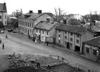 Järntorget i mitten av oktober år 1953. Från vänster är adresserna Storgatan 60, 62, 64, 66. På bilden ser man arbetet med ett breddande av Storgatan. 

Byggnaderna på Storgatan 62, 64 och 66 flyttade till Gamla Linköping och bildade en kopia av Järntorget. I Gamla Linköping gavs platsen namnet Kryddbodtorget.
...

385 bilder om Linköping på 1950-talet från tidningen Östgötens arkiv. Framtidstro och optimism är ord som sammanfattar Linköping på femtiotalet. Årtiondet innebar satsningar för att förbättra linköpingsbornas livsvillkor. Bostadsfrågan och trafiklösningarna dominerade den lokalpolitiska agendan.
Bilderna digitaliserades år 2013.