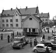 Den 4 november år 1953 flyttas Handelsboden till Gamla Linköping från Storgatan. Byggnaden flyttades hel. För transporten stod Bröderna Pettersson från Blekinge. 

...

385 bilder om Linköping på 1950-talet från tidningen Östgötens arkiv. Framtidstro och optimism är ord som sammanfattar Linköping på femtiotalet. Årtiondet innebar satsningar för att förbättra linköpingsbornas livsvillkor. Bostadsfrågan och trafiklösningarna dominerade den lokalpolitiska agendan.
Bilderna digitaliserades år 2013.