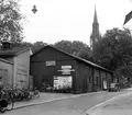 Stallet från Ågatan 40. Fotot är taget den 16 juni 1953. Bara några veckor efter att bilden togs, flyttades byggnaden till Gamla Linköping. I Gamla Linköping kallas byggnaden domprost Älfs stall.

...

385 bilder om Linköping på 1950-talet från tidningen Östgötens arkiv. Framtidstro och optimism är ord som sammanfattar Linköping på femtiotalet. Årtiondet innebar satsningar för att förbättra linköpingsbornas livsvillkor. Bostadsfrågan och trafiklösningarna dominerade den lokalpolitiska agendan.
Bilderna digitaliserades år 2013.