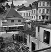 Korsningen Storgatan och St Lars gatan i Linköping. Man ser Göta varuhus rakt fram i bild.

...

385 bilder om Linköping på 1950-talet från tidningen Östgötens arkiv. Framtidstro och optimism är ord som sammanfattar Linköping på femtiotalet. Årtiondet innebar satsningar för att förbättra linköpingsbornas livsvillkor. Bostadsfrågan och trafiklösningarna dominerade den lokalpolitiska agendan.
Bilderna digitaliserades år 2013.