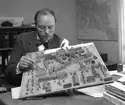 Lennart Sjöberg visar upp modellen för Gamla Linköping.
I mars 1946 beslöt stadsfullmäktige att skapa ett Skansen för Linköping, man beslöt samma år att det skulle heta Gamla Linköping. Den 1 februari 1956 tillträdde Lennart Sjöberg som intendent och chef för Gamla Linköping. Sjöberg arbetade i Gamla Linköping fram till sin pension den 31 mars år 1982. 
...

385 bilder om Linköping på 1950-talet från tidningen Östgötens arkiv. Framtidstro och optimism är ord som sammanfattar Linköping på femtiotalet. Årtiondet innebar satsningar för att förbättra linköpingsbornas livsvillkor. Bostadsfrågan och trafiklösningarna dominerade den lokalpolitiska agendan.
Bilderna digitaliserades år 2013.