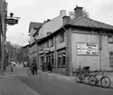 Den ekmanska gården på Ågatan 43 fotograferad sen höst 1957. Fotograferingen sker strax innan byggnaden flyttar till Gamla Linköping.
Ekmanska gården är från 1700-talet och är en av byggnaderna som flyttades genom att montera ner byggnaden stock för stock.
...

385 bilder om Linköping på 1950-talet från tidningen Östgötens arkiv. Framtidstro och optimism är ord som sammanfattar Linköping på femtiotalet. Årtiondet innebar satsningar för att förbättra linköpingsbornas livsvillkor. Bostadsfrågan och trafiklösningarna dominerade den lokalpolitiska agendan.
Bilderna digitaliserades år 2013.