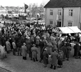 Invigning av Handelsboden i Gamla Linköping. Lennart Sjöberg talar i dörröppningen. Man ser en orkester och marknadsstånd i folkmassan framför Handelsboden. Huset flyttades till Gamla Linköping 1953. Sockertoppen som i dag hänger ovanför entrén satt tidigare på en affär på Drottninggatan. Det här huset, som ursprungligen låg på Storgatan 62, alldeles intill Järntorget, uppfördes sannolikt runt 1674-75 och byggdes senare på med en våning, troligen ca 1734-35. 

...

385 bilder om Linköping på 1950-talet från tidningen Östgötens arkiv. Framtidstro och optimism är ord som sammanfattar Linköping på femtiotalet. Årtiondet innebar satsningar för att förbättra linköpingsbornas livsvillkor. Bostadsfrågan och trafiklösningarna dominerade den lokalpolitiska agendan.
Bilderna digitaliserades år 2013.