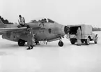 Roxens i vid Tvärskogsudde fungerar som övningsflygfält februari 1954. Det var F3 i Malmslätt som plogat upp en 2700 meter lång startbana. Hundra man och nio flygplan deltog i övrningen på Roxens is. 

...

385 bilder om Linköping på 1950-talet från tidningen Östgötens arkiv. Framtidstro och optimism är ord som sammanfattar Linköping på femtiotalet. Årtiondet innebar satsningar för att förbättra linköpingsbornas livsvillkor. Bostadsfrågan och trafiklösningarna dominerade den lokalpolitiska agendan.
Bilderna digitaliserades år 2013.