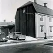 Bilar på uppfarten till en större träbyggnad på Norra Långgatan 55. Manne Hofrén bodde själv i detta hus.