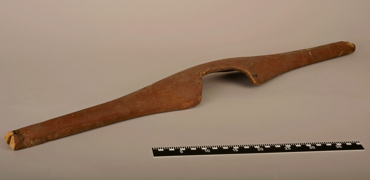 Børtreet har tilpasning til nakke hvor børtreet er gjort smalere. I hver ende har det vært et hull til innfesting av tau. Det ene av disse hullene er ødelagt, og det er reparert med en spiker. Spikeren skal låse tauet fra å skli ut.