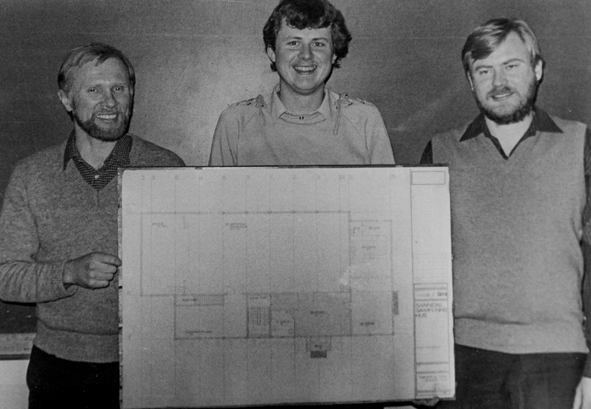 Sannidal Ungdomslags byggeplaner for eget hus ved Fikkebakke av Jan Abrahamsen. Ble med på ungdomsskolen i stedenfor. Lars Tore Lien,formann,  Svein Oppheim og Inge Roar Snøås. 1982