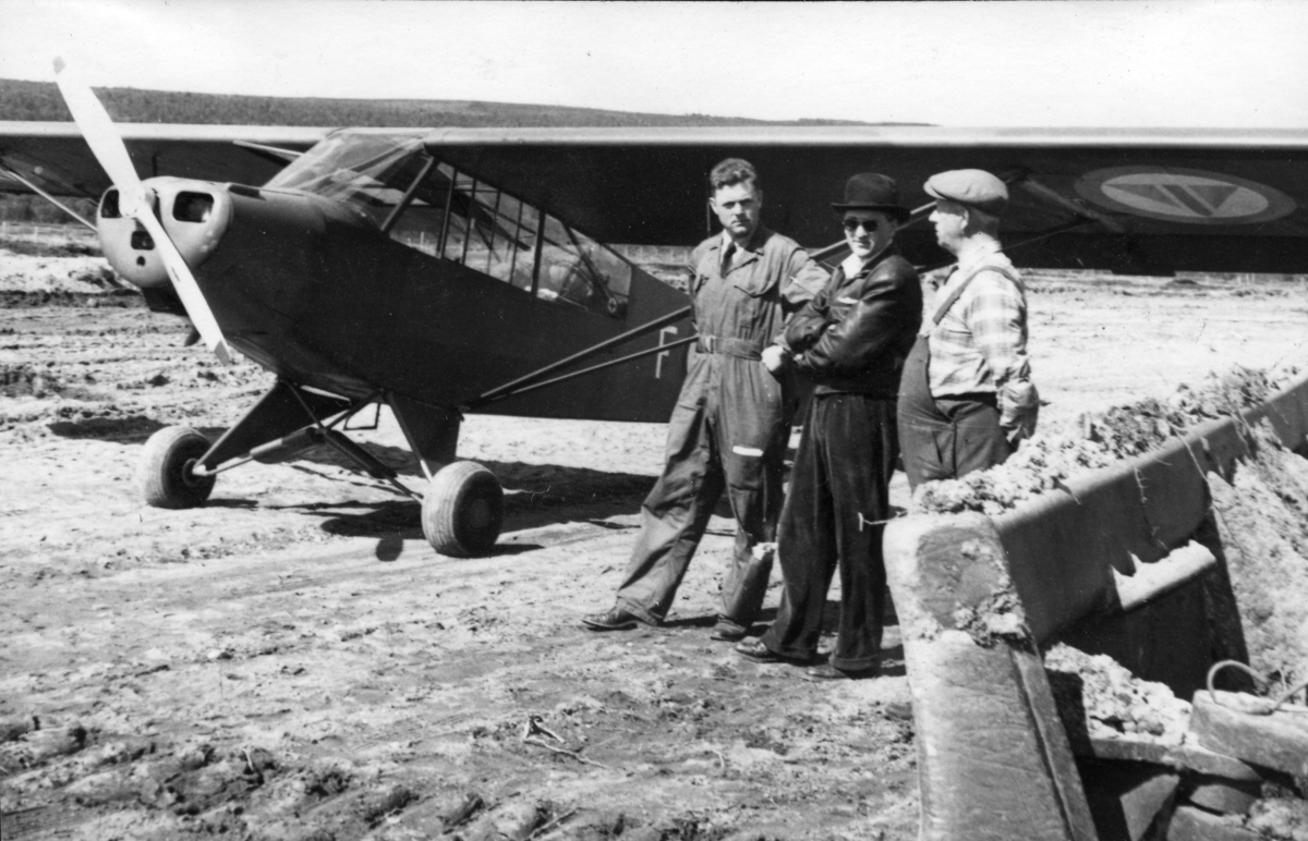 Den 17. juli 1956, kort tid etter at grunnarbeidet hadde blitt satt i gang, kunne kaptein Hornslien sette en av Luftforsvarets Super Piper Cub ned på den nye flystripa på Røros. Om bord i flyet var også disponent Bergersen fra Trondheim. Hornslien gjennomførte fire testlandinger og uttalte til lokalavisen at han var svært fornøyd med forholdene så langt.