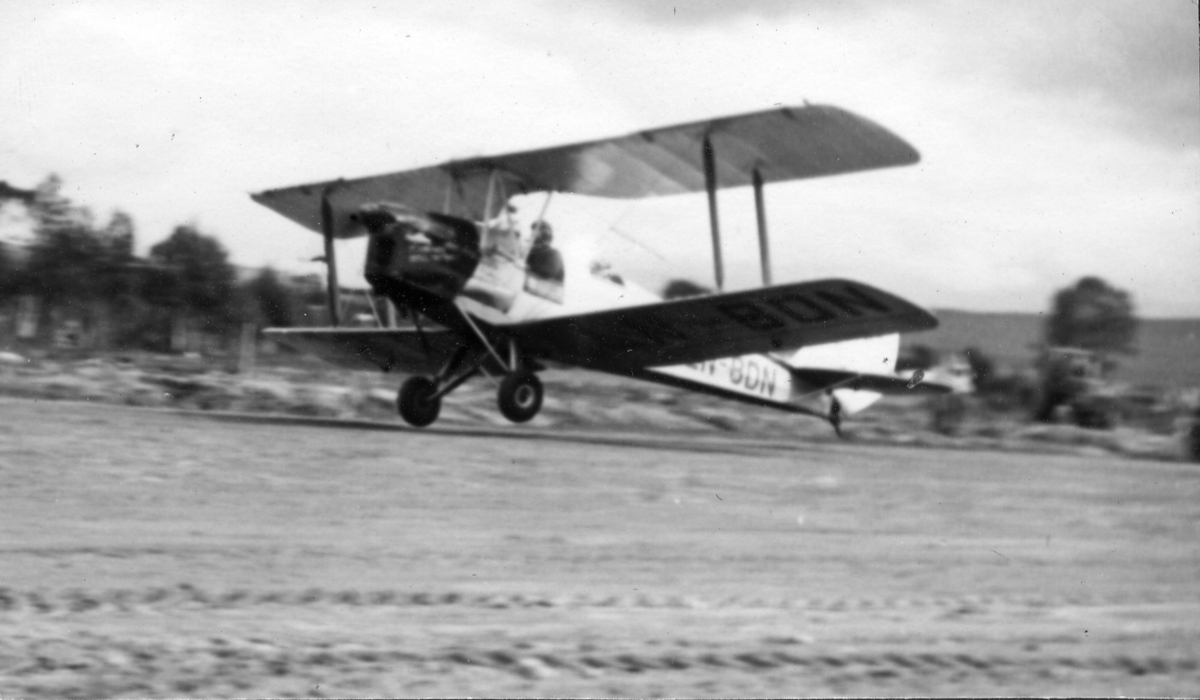 Den 1. august 1956 landet J.W. Rolfsen fra NTHs flyklubb i sin DH82 A Tiger Moth på flystripa på Røros, etter en vellykket flytur fra Trondheim. Flykadett Anthony A. Gates fra Arkansas var passasjer om bord. To timer senere ankommer syv av Luftforsvarets Piper Super Cub med britiske, amerikanske og nederlandske flykadetter ved spakene. Noe senere på dagen foretok Rolfsen flere dristige flyøvelser for de fremmøtte.