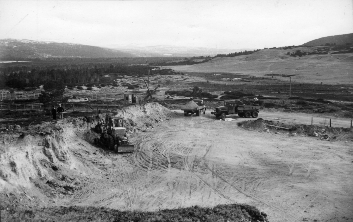 Våren 1957 pågikk arbeidet med å ferdigstille flyplassen på Røros. Deler av fyllmassene ble hentet på Gråhøgda.