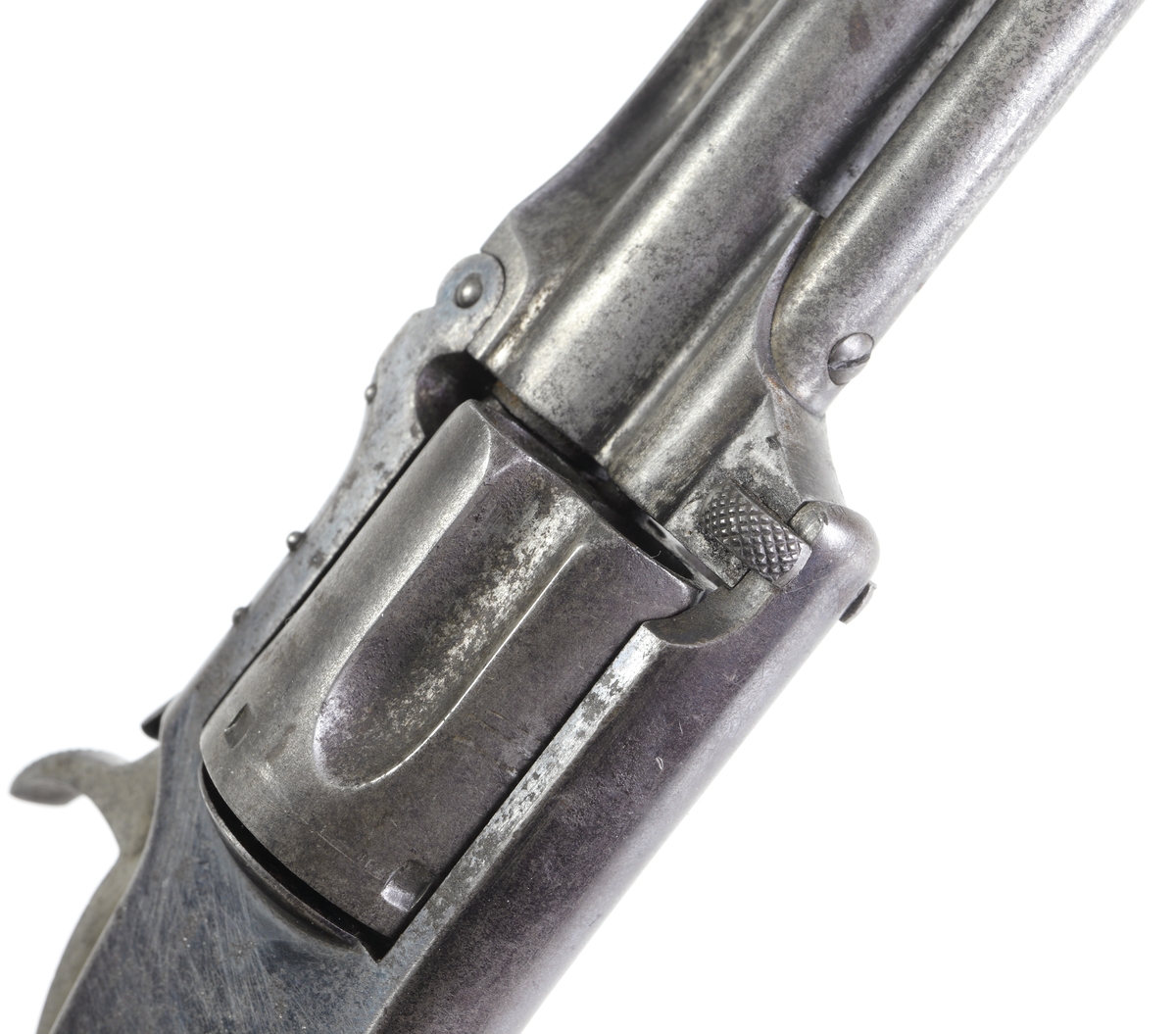 Revolver, Smith & Wesson, med trumma kamrad för fem patroner och räfflad pipa. Revolvern är enkelverkande, d.v.s. man måste spänna hanen manuellt innan skott kan avlossas. Plunderstock finns fast monterad under pipan, något som gör att man måste fälla upp pipan genom att lossa en spärr strax under trummans främre del, s.k. tip-up model. Därefter kan man, efter borttagande av trumman, trycka ut tomhylsorna. Sidoblecket är blånerat, och revolvern har en rundad kolv med kolvplattor av trä. Riktmedlen är fasta.
Inskrivet i huvudkatalogen 1971.
