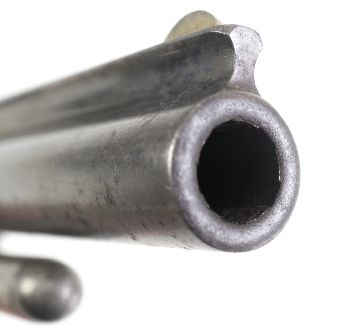 Revolver, Smith & Wesson, med trumma kamrad för fem patroner och räfflad pipa. Revolvern är enkelverkande, d.v.s. man måste spänna hanen manuellt innan skott kan avlossas. Plunderstock finns fast monterad under pipan, något som gör att man måste fälla upp pipan genom att lossa en spärr strax under trummans främre del, s.k. tip-up model. Därefter kan man, efter borttagande av trumman, trycka ut tomhylsorna. Sidoblecket är blånerat, och revolvern har en rundad kolv med kolvplattor av trä. Riktmedlen är fasta.
Inskrivet i huvudkatalogen 1971.