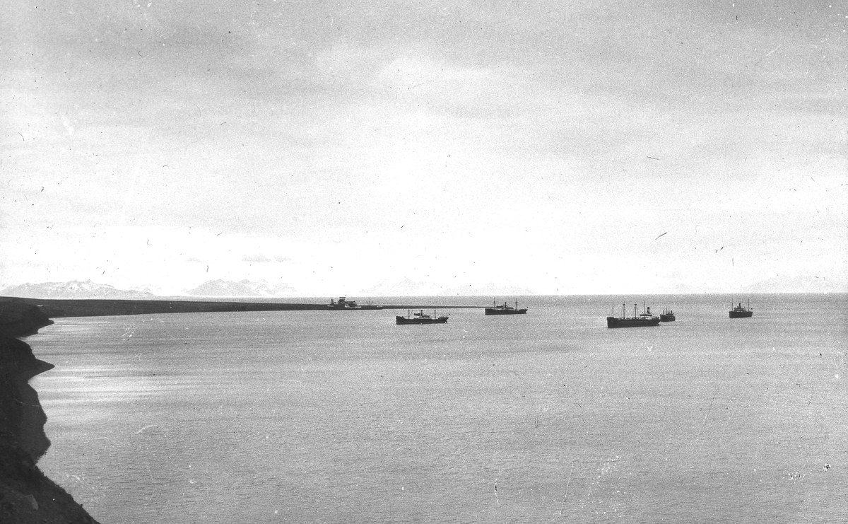 Skip ved havnen på Hotellneset. Tekst med bildet: havnen sommeren 1933, 30 000 tonn.