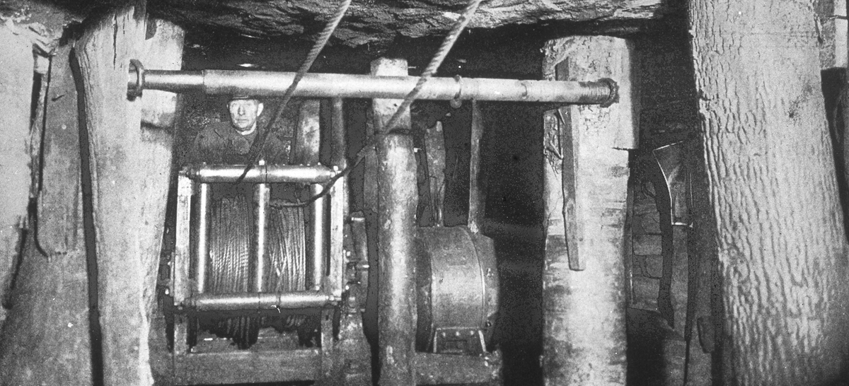 Tekst med bildet: 1936 Skraper-maskineri i arbeidsstilling.