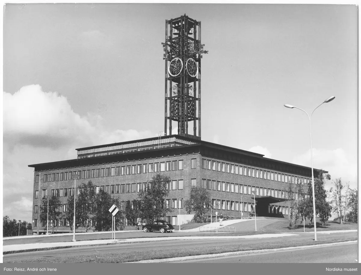 Lappland. Gamla Stadshuset i Kiruna åren runt invigningen 1963. 

Byggnaden kallad Igloo ritades av arkitekten Arthur von Schmalensee,  och var prisbelönt, både med Kasper Salinpriset för bästa nybyggnad och byggnadsminnesmärkt. Huset var säte för administrationen i Kiruna kommun till 2018, när verksameten flyttades in i det nya Stadshuset Kristallen. Det gamla stadshuset revs 2019 p g a LKAB:s utökade gruvbrytning i området.