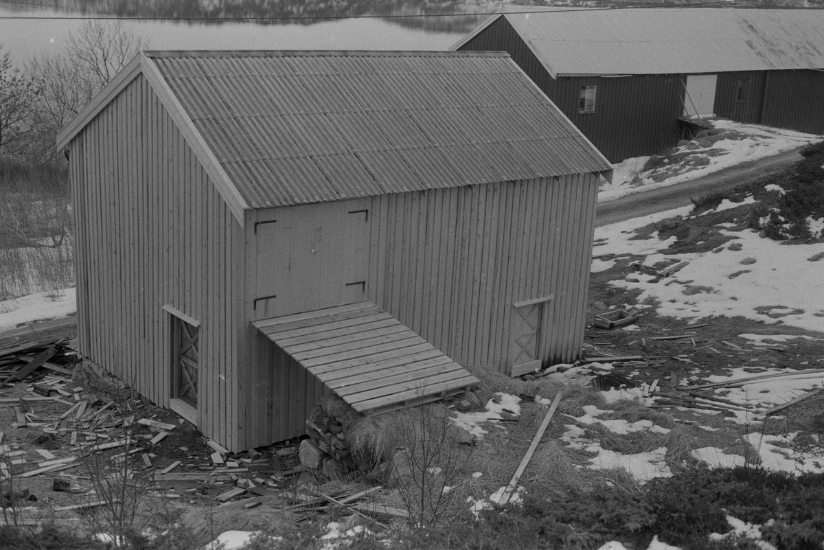 Stallen på Dolm prestegård, Hitra. Vi kan se låven i bakgrunnen