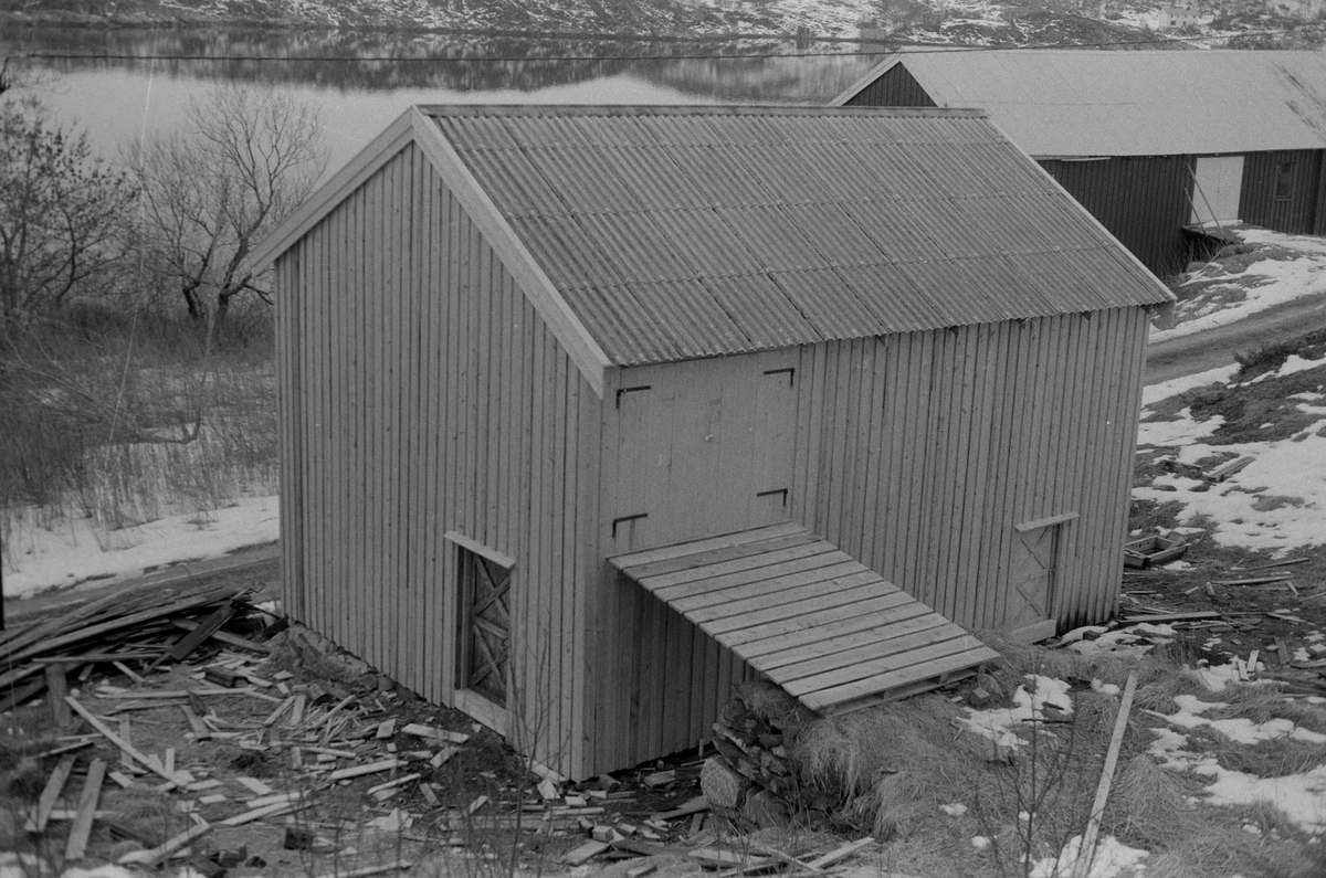 Stallen på Dolm prestegård, Hitra. Vi kan se låven i bakgrunnen