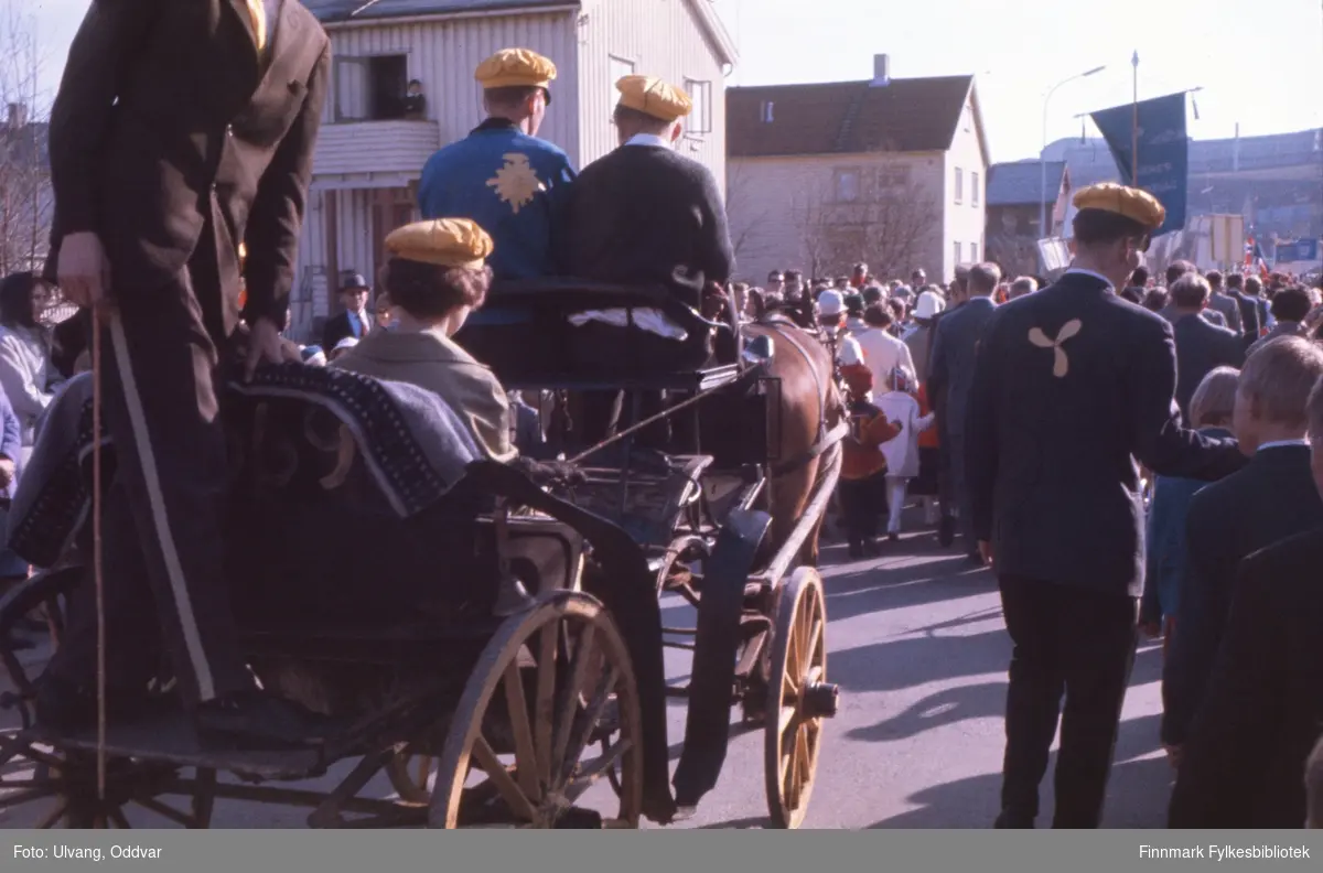 Gulrussen er glade de snart er ferdig med skolen. Her kommer de standsmessig med hest og karjol i borgertoget i Kirkenes 17. mai 1963.