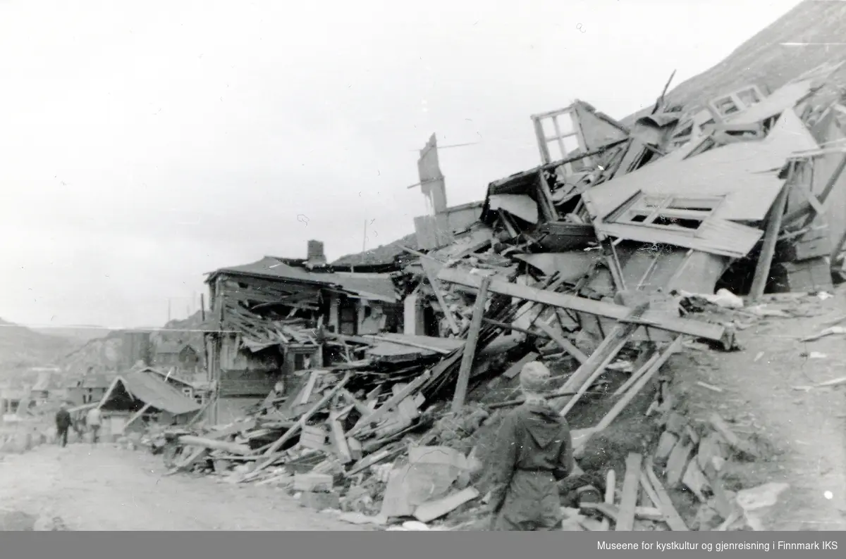 Honningsvåg. Ruiner av husene til Harry Mortensen og Konrad Solbakk etter Storbombingen, 14. juli 1942.