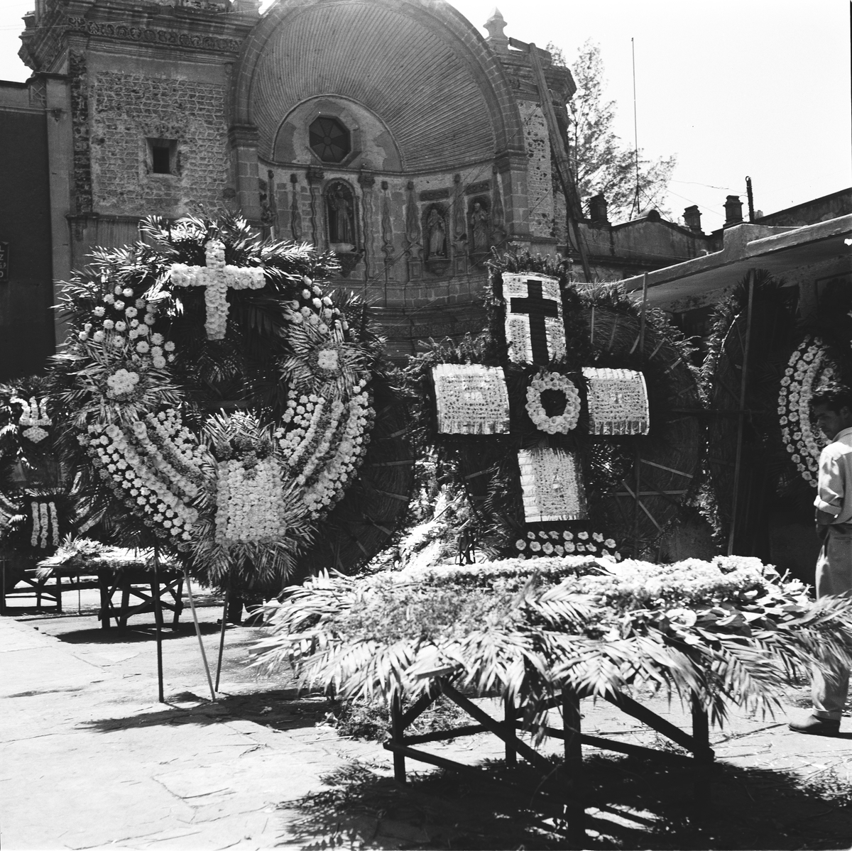 Store blomsteroppsatser utenfor kirke. Mexico 1955.