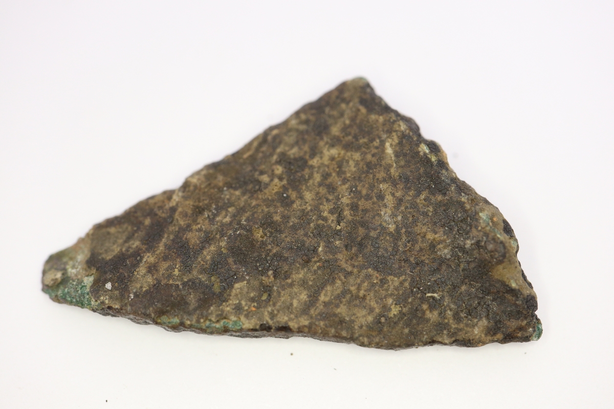 Brandskadat fragment av bronsgryta.  Bukbit.