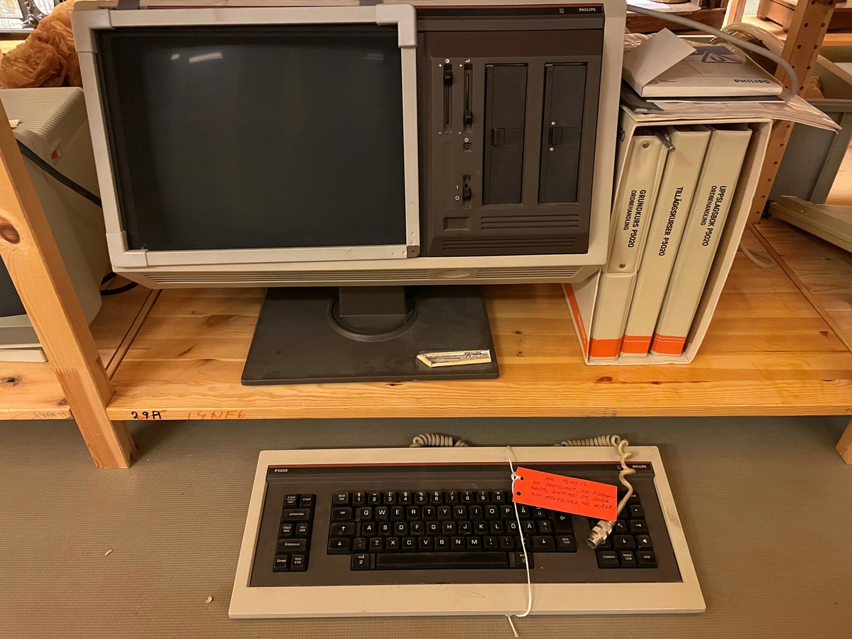 Ordbehandlare märkt Philips P5021 med tangentbord märkt P5020.

Två inbyggda 5.25 disk drives i ordbehandlaren.

Ordbehandlare:
NC 8705 741 10016
Type: P5020-01 VDU
Ser.No. 100857v

Tangentbord:
NC: 8707 751 00605
Type: P5020 Keyboard
Ser: K060 - 10194

Datum: Jan/83

Med ordbehandlaren följer:
En 5¼" diskett "P 5021 Det kloka kontoret" Märkt 82-11-18

3 handböcker i ett fodral:

Grundkurs P5020 Ordbehandling
Tilläggskurser P5020
Uppslagsbok P5020 Ordbehandling

samt ytterligare manualer.